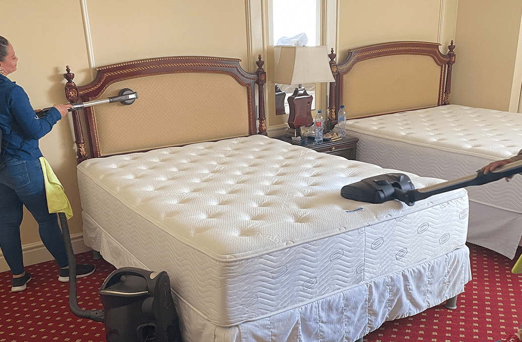 Personal de limpieza utilizando equipos Ritello para limpiar colchones en un hotel.