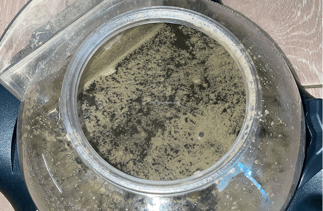 Contenedor de suciedad del equipo Ritello mostrando la suciedad recogida.